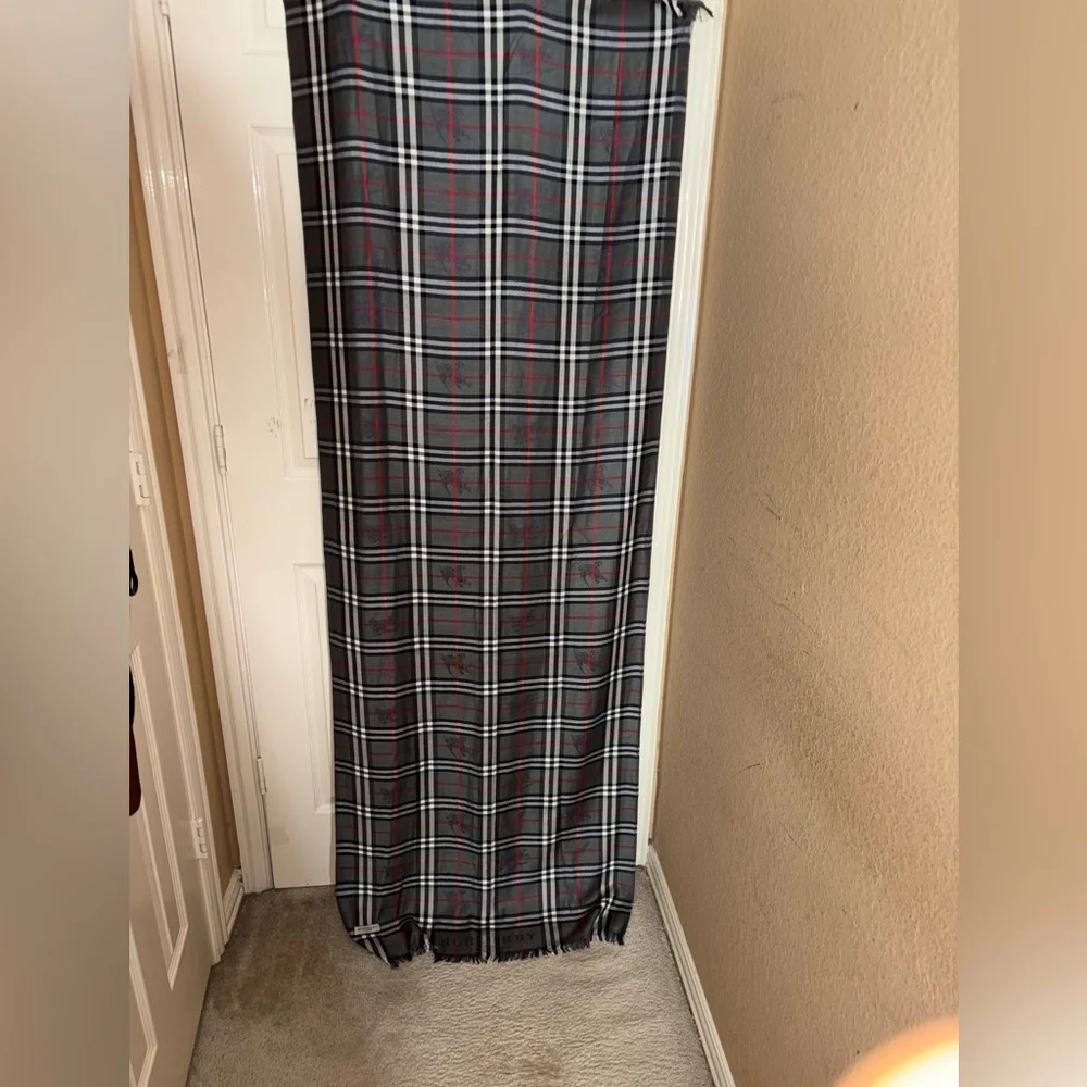 Burberry The Classic Vintage Check Cashmere Scarf for Women - Pewter Gray - Picture 3 of 5